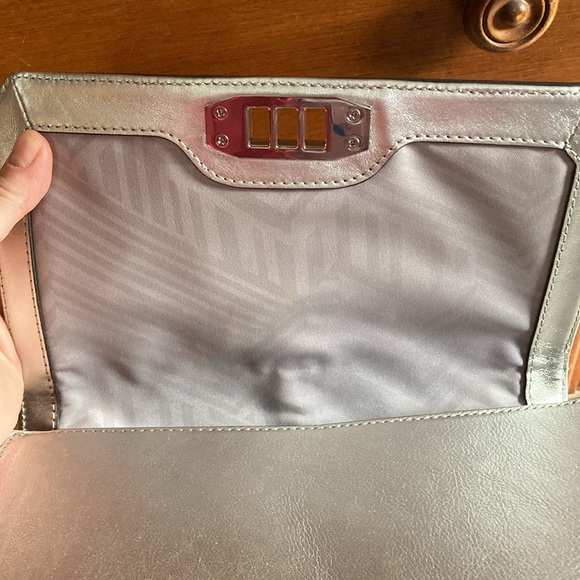 Rebecca Minkoff metallic chevron crossbody/shoulder bag - Picture 10 of 12